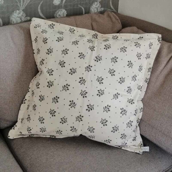 Kissenhülle Zweige grau / creme Hintergrund 60x60cm