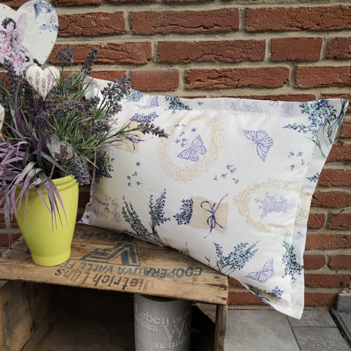 Kissenhülle Lavendel im Garten