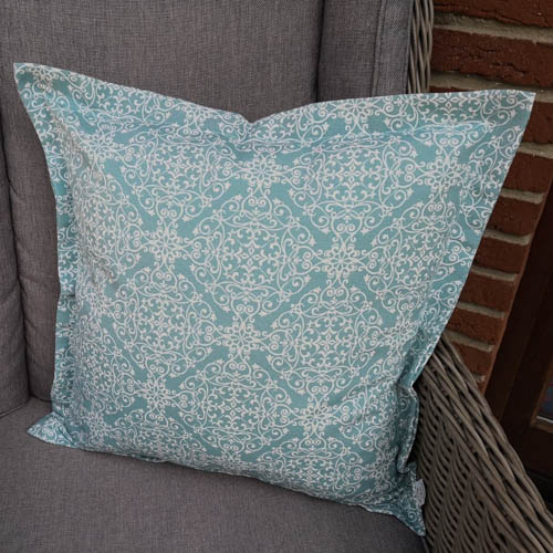 Kissenhülle in Blau mit Ornamenten draußen