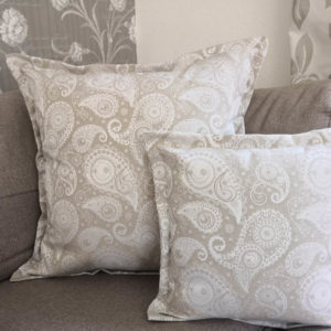 Jacquard Kissenhülle Beige mit creme Ornamenten im Wohnzimmer