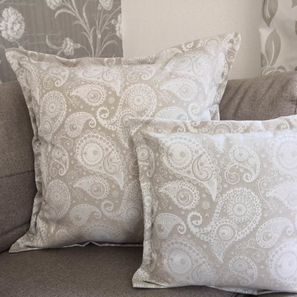 Jacquard Kissenhülle Beige mit creme Ornamenten im Wohnzimmer