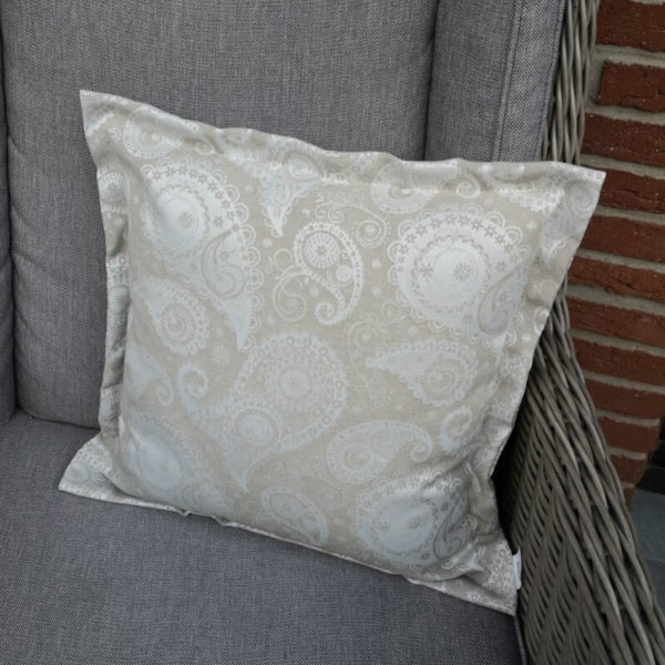 Jacquard Kissenhülle Beige mit creme Ornamenten auf dem Sessel