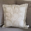 Jacquard Kissenhülle Beige mit creme Ornamenten auf der Couch