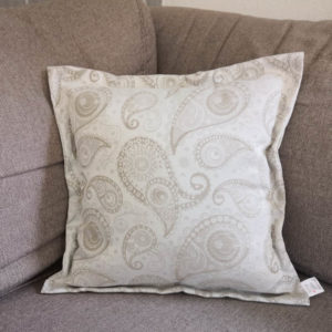 Jacquard Kissenhülle Creme mit beigen Ornamenten auf dem Sofa