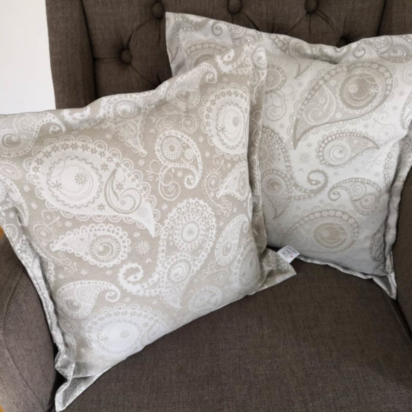 Jacquard Kissenhülle Creme mit beigen Ornamenten 2 Kissen