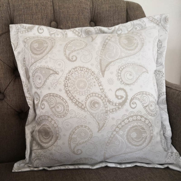 Jacquard Kissenhülle Creme mit beigen Ornamenten 50x50cm