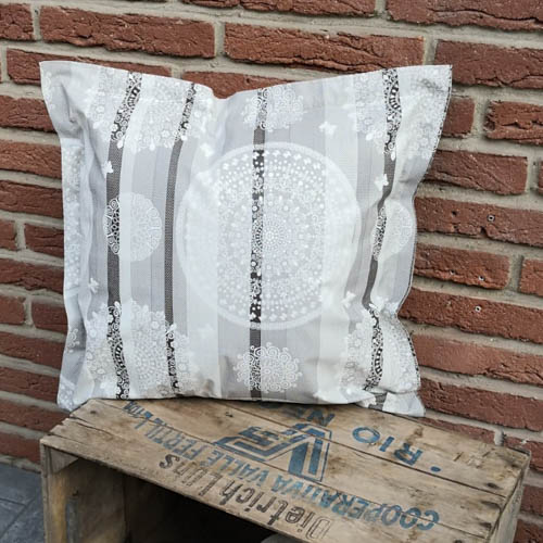 Gartenkissen grau gestreift mit Ornamenten 50x50cm