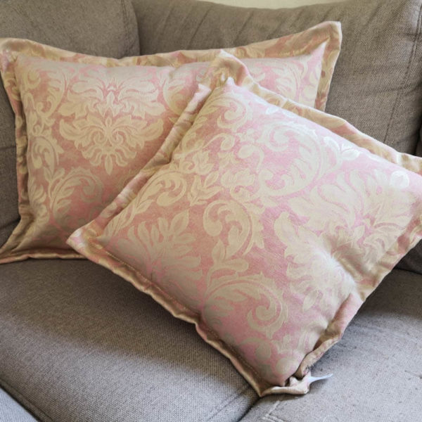 Jacquard Kissenhülle Rosa mit beigen Ornamenten Innenbereich