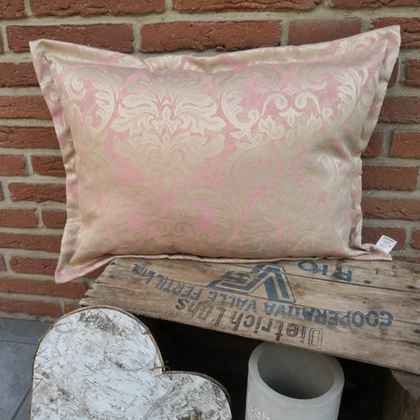 Jacquard Kissenhülle Rosa mit beigen Ornamenten im Wintergarten