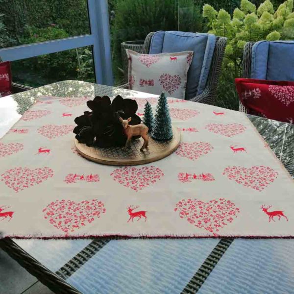 Tischdecke roter Hirsch mit Herzen (auf creme)