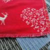 Tischdecke roter Hirsch mit Herzen (auf creme)