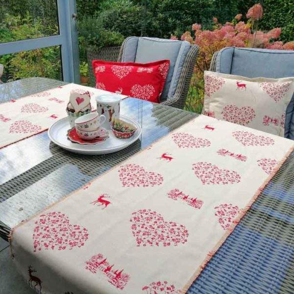 Tischläufer Hirsch mit Herzen rot auf creme | Mit Liebe dekoriert