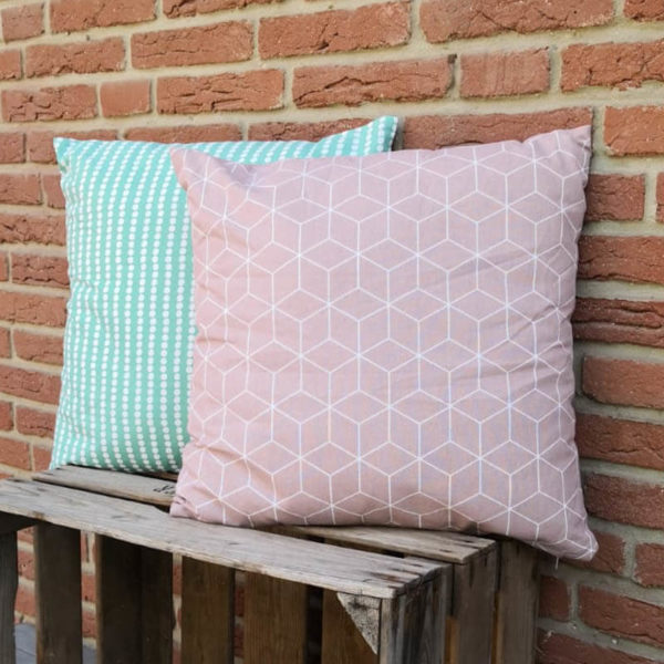 Kissenhülle altrosa mit geometrischen Formen & Türkis mit Punkten
