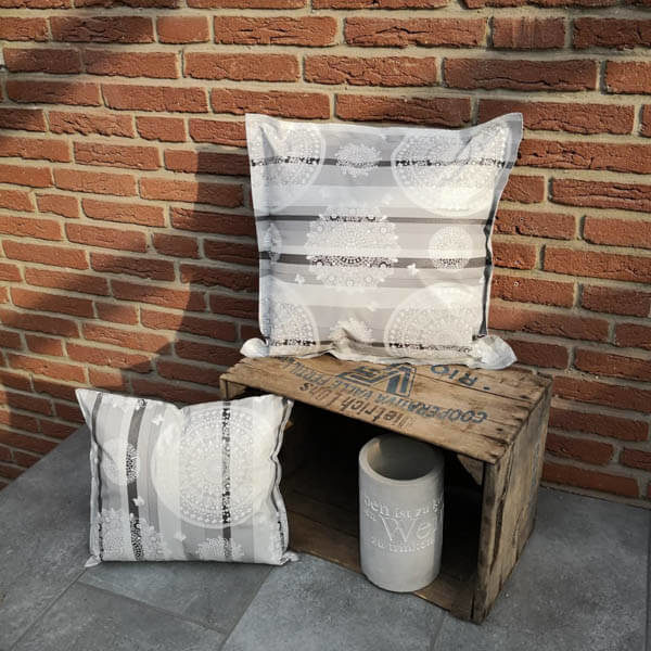 Gartenkissen grau gestreift mit Ornamenten 50x50cm