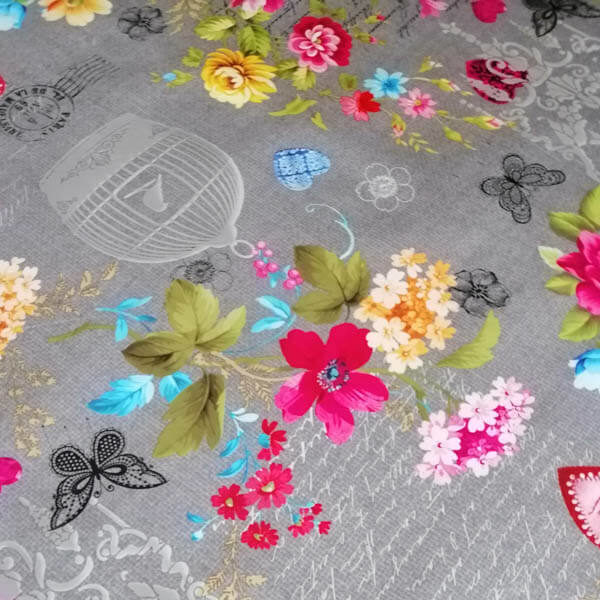 Grau mit pinken Blumen Motiv