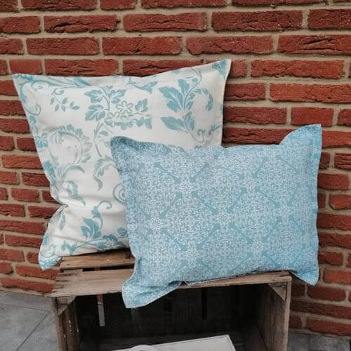 Kissen Blaue Ornamente & weißer Stoff