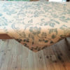 Mitteldecke weiß mit blauen Ornamenten mit Blumen