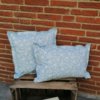 Outdoorkissen Blau mit weißen Blumenranken 2 Größen