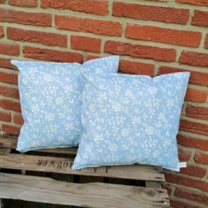 Outdoorkissen Blau mit weißen Blumenranken 2 kleine Kissen