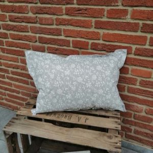 Outdoorkissen grau mit weißen Blumenranken 40x60cm