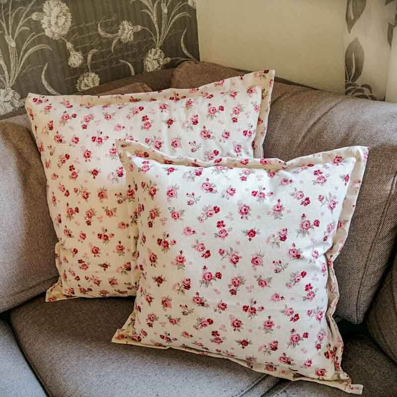 Kissenhülle Rosenmuster mit rosa Rosen