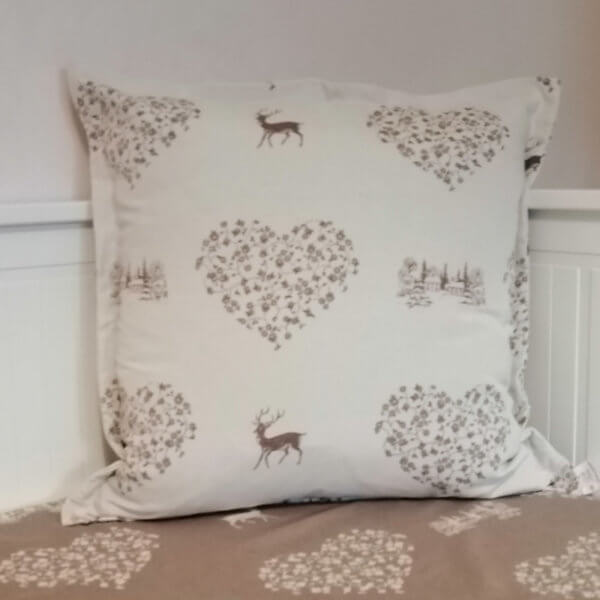 Kissenhülle Hirsch mit Herzen creme 60x60cm