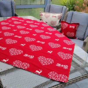 Tischdecke Hirsch mit Herzen creme auf rot – Bild 8