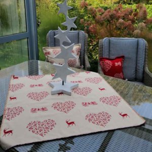 Mitteldecke Hirsch rot mit Herzen Hintergrund creme