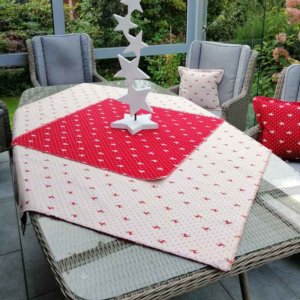 Mitteldecke Elchmotiv rot & beige aus Jacquard