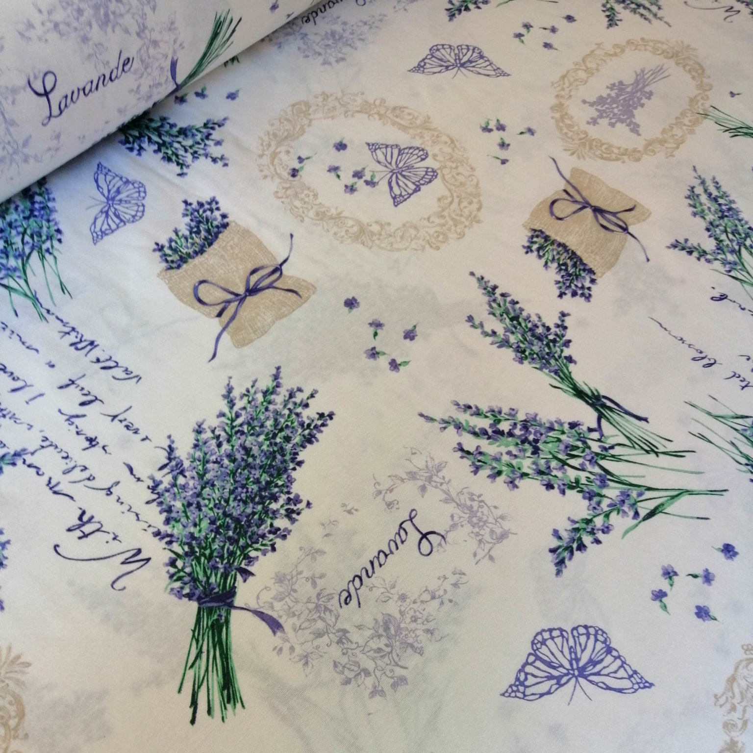 Meterware Lavendel - Stoff in mediterranem Muster zum Selbergestalten