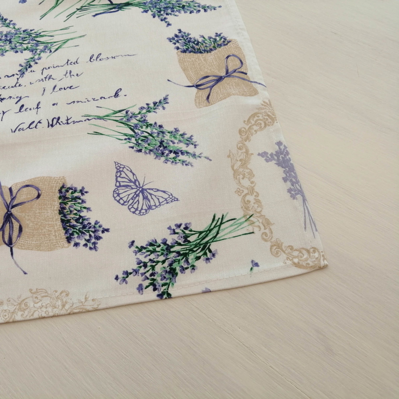 Hübsche Mitteldecke mit mediterranem Lavendel Motiv in verschiedenen Größen