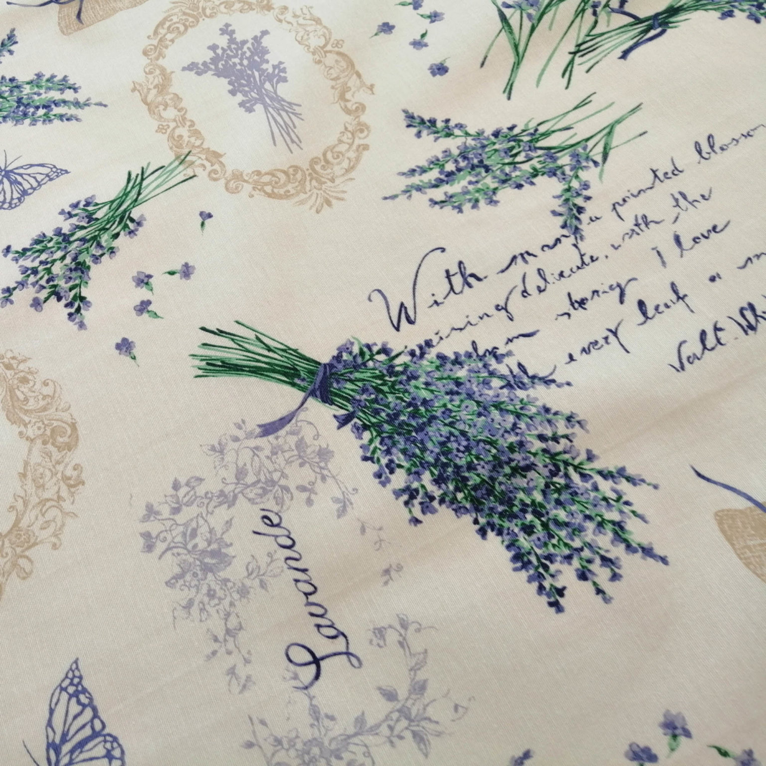 Hübsche Mitteldecke mit mediterranem Lavendel Motiv in verschiedenen Größen