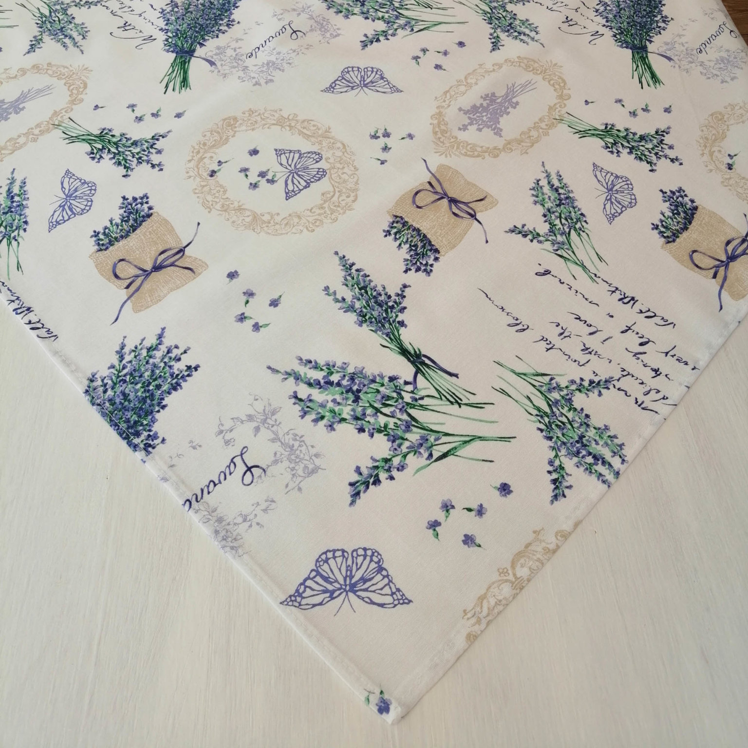 Hübsche Mitteldecke mit mediterranem Lavendel Motiv in verschiedenen Größen