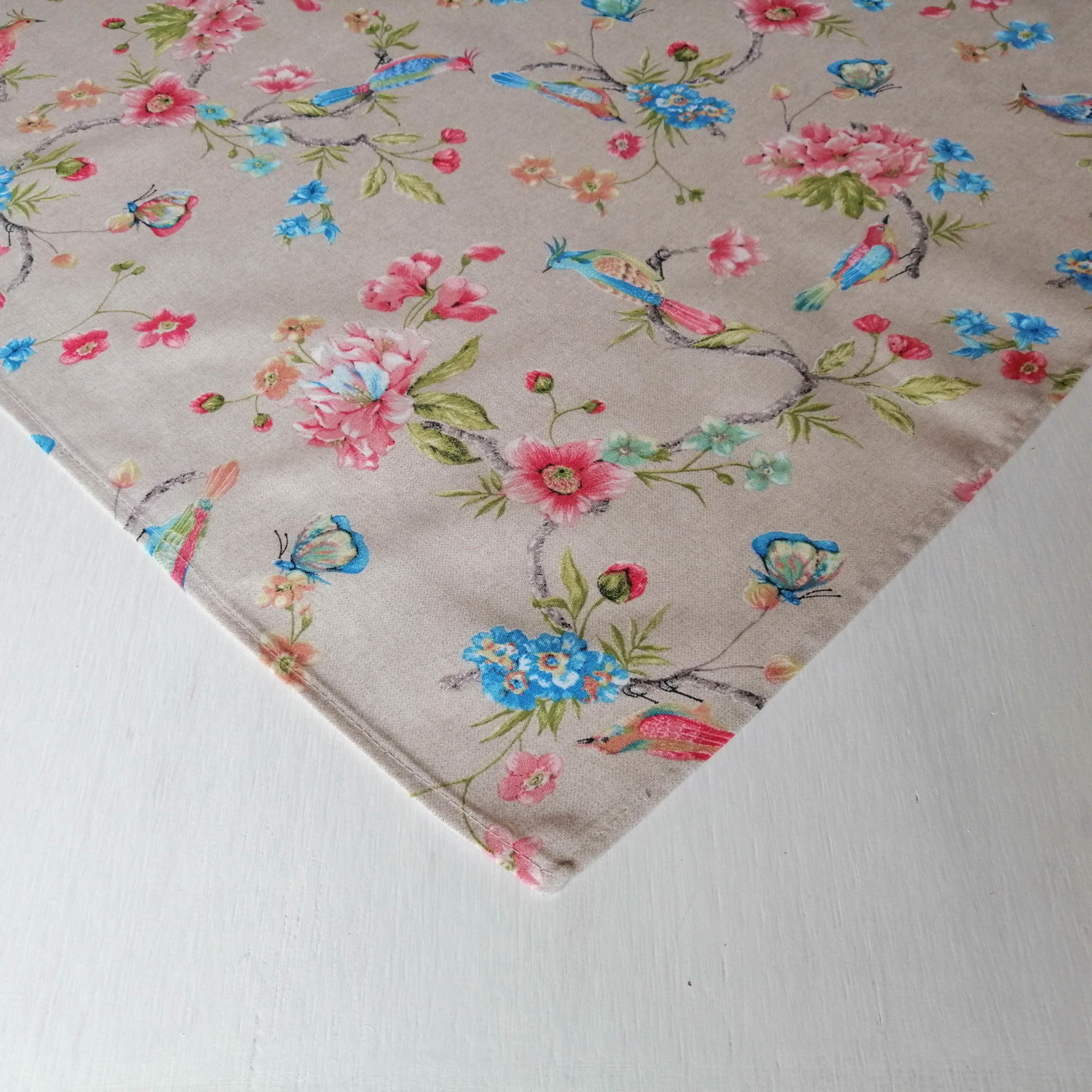 Mitteldecke Motiv Vogel bunt - in vielen Größen / hochwertige Deko für den Tisch