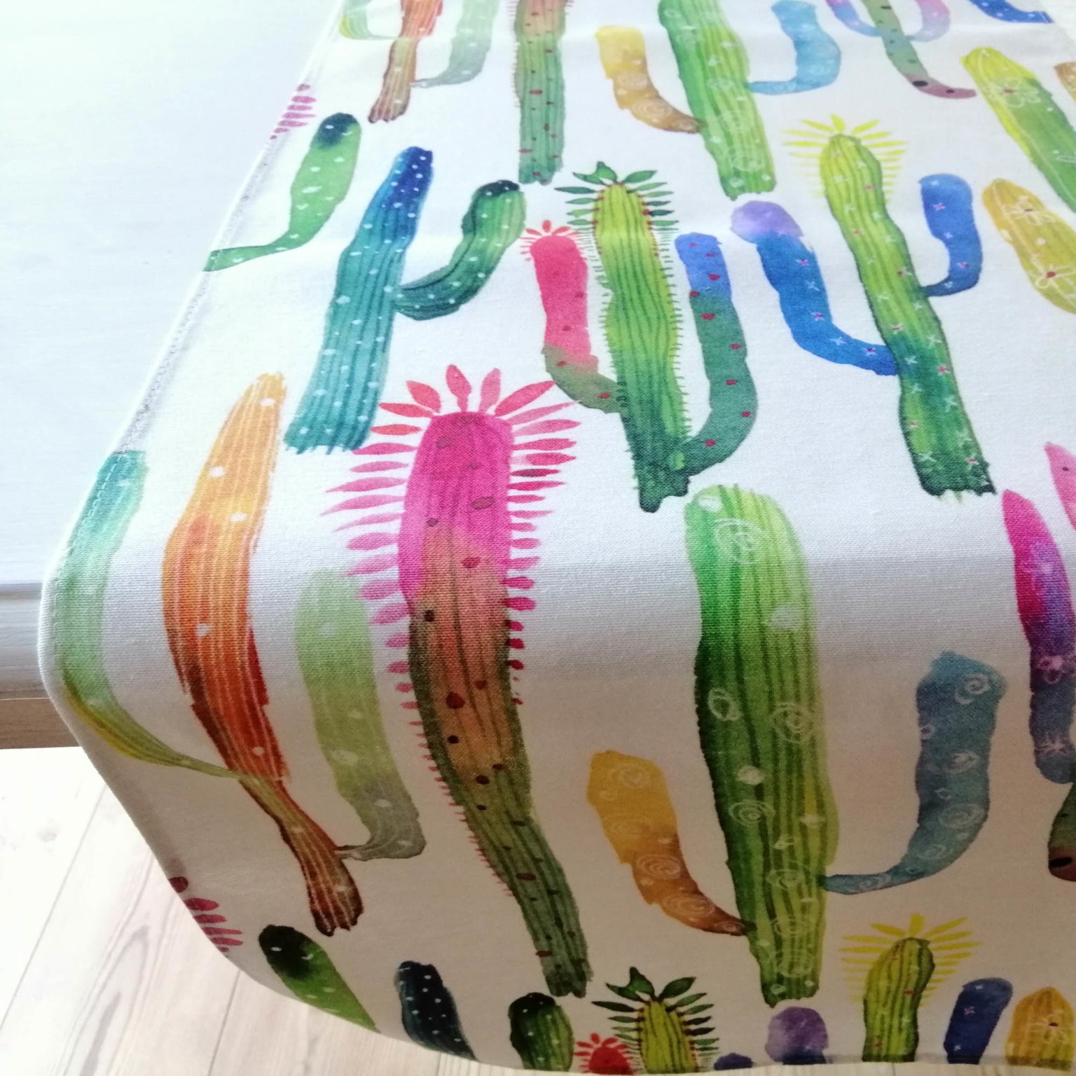 Tischläufer mit Kaktus Motiv - Farbenfrohe Tischdeko in der Größe 40x140cm