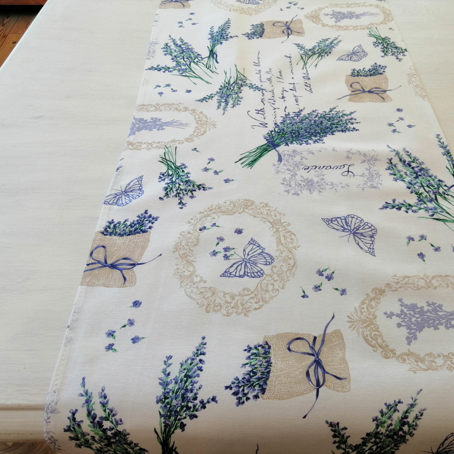Tischläufer mit Lavendel Motiv - Schöne Tischdeko in der Größe 40x140cm