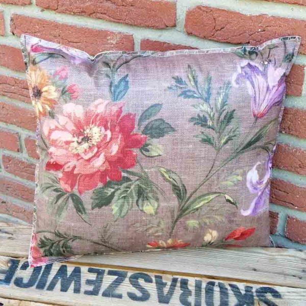 Braunes Kissen mit Blumen aus Wachstuch 38x35cm