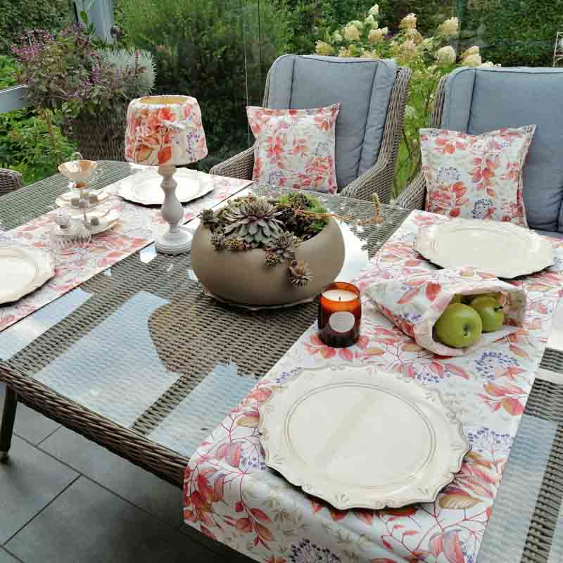 Tischdeko Gartenmöbel neu gestalten mit Holunder