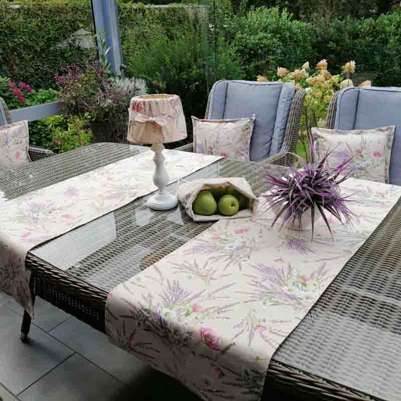 Tischdeko Gartenmöbel neu gestalten mit Lavendel
