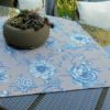 Mitteldecke mit blauen Blumen aus beschichteter Baumwolle
