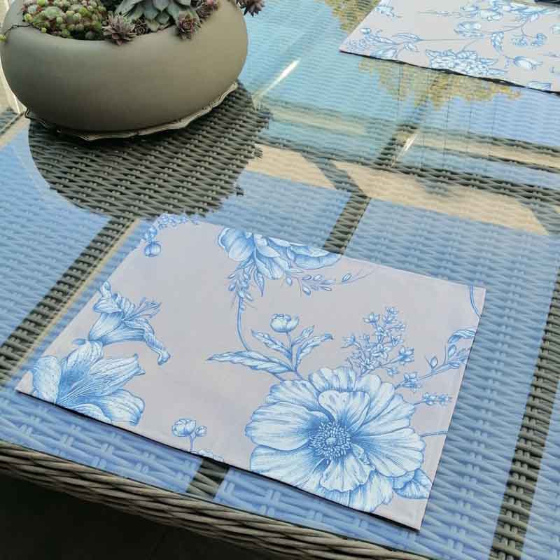 Platzsets mit blauen Blumen