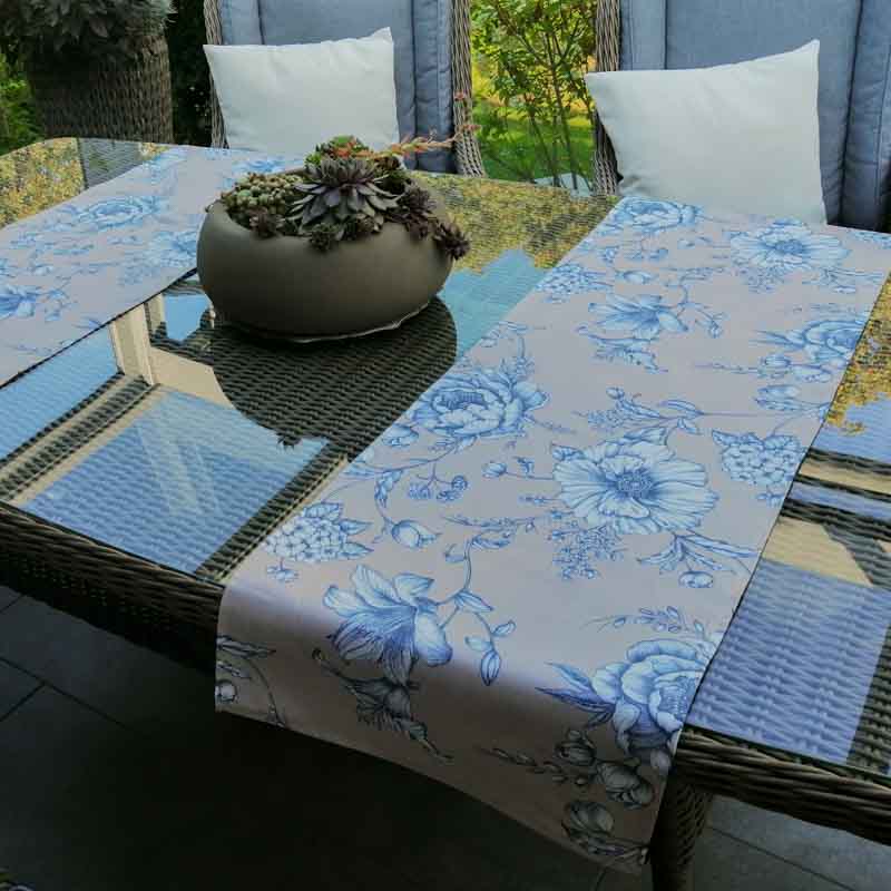Tischläufer mit blauen Blumen (beschichtet) | Mit Liebe dekoriert
