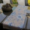 Tischläufer Beige mit blauen Blumen