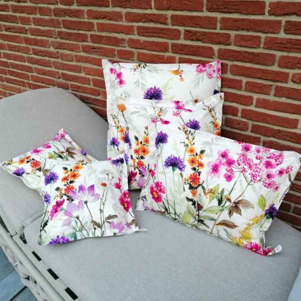 Kissen Blumenwiese für Outdoorbereich aus beschichteter Baumwolle