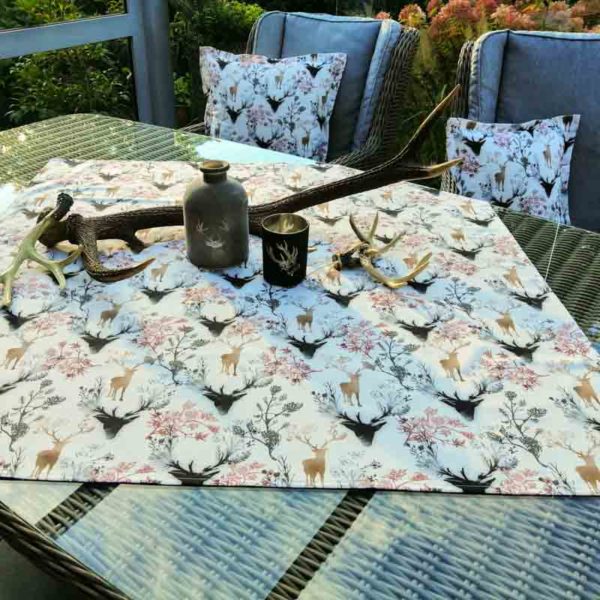 Weiße Tischdecke Hirsch und Geweih