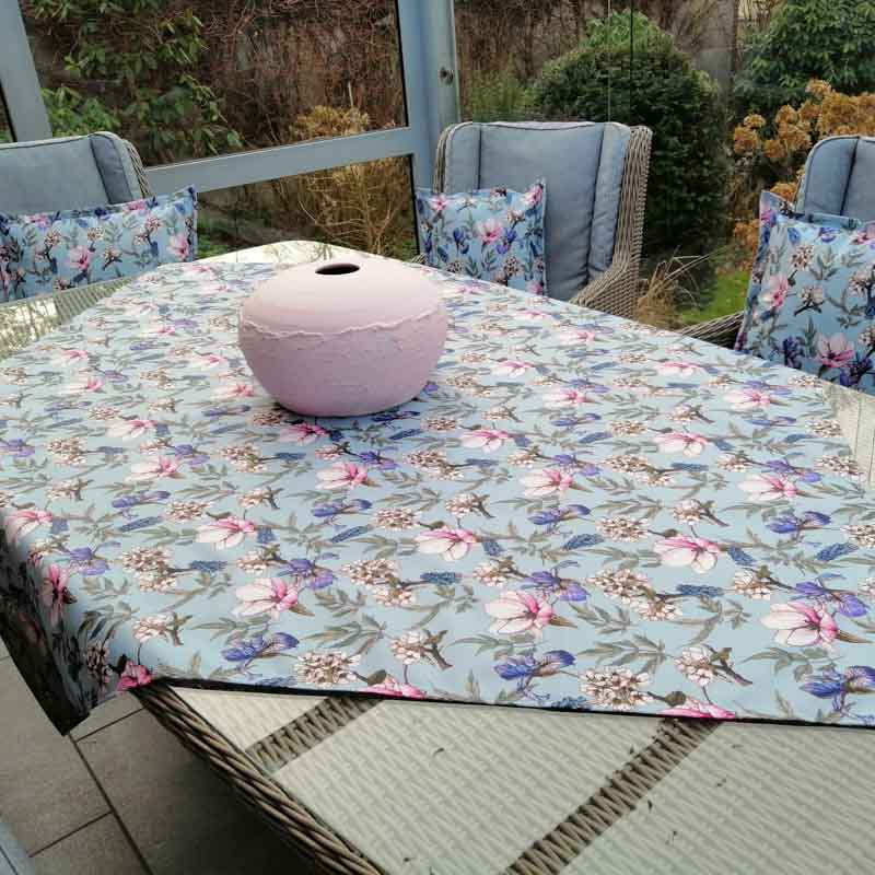 Tischdecke Gartentisch mit Magnolien Mit Liebe dekoriert