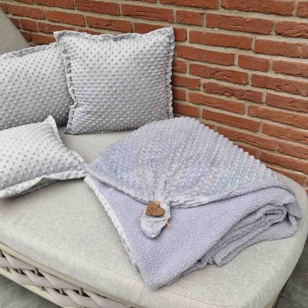 Hochwertige Kuscheldecke und Kuschelkissen grau