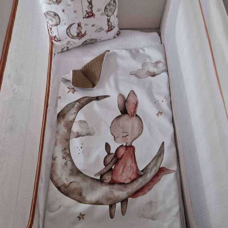 Kinderdecke mit Kissen-Haeschen auf dem Mond