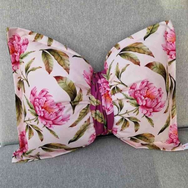 Schleifenkissen_aus_Polyester_-_Rosa_Blüten_auf_creme_Hintergrund_shop