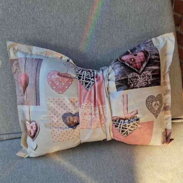 Schleifenkissen aus Wachstuch - Herzen rosa